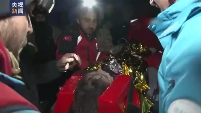 救援人员用瓶盖给强震受困儿童喂水 地震40多小时后多人被成功救出