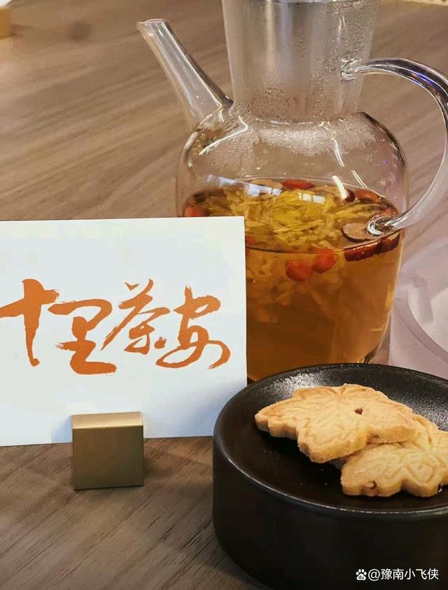 顾客不满花300元喝茶不让加开水，店家：老板专门嘱咐的 300元就一泡茶