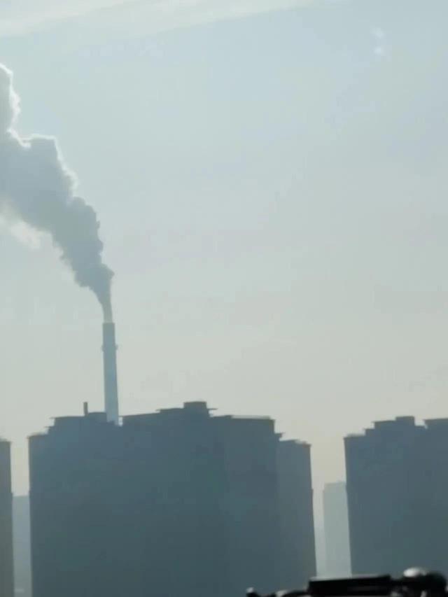 中国救援队下坑救人，外国人却在抢着抱孩子拍照去了？