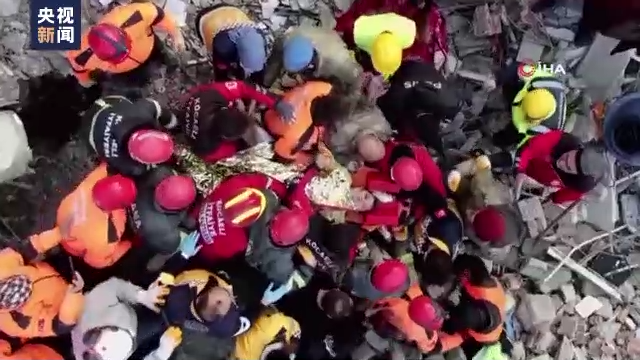 土耳其强震发生后救援持续 又有多名幸存者获救