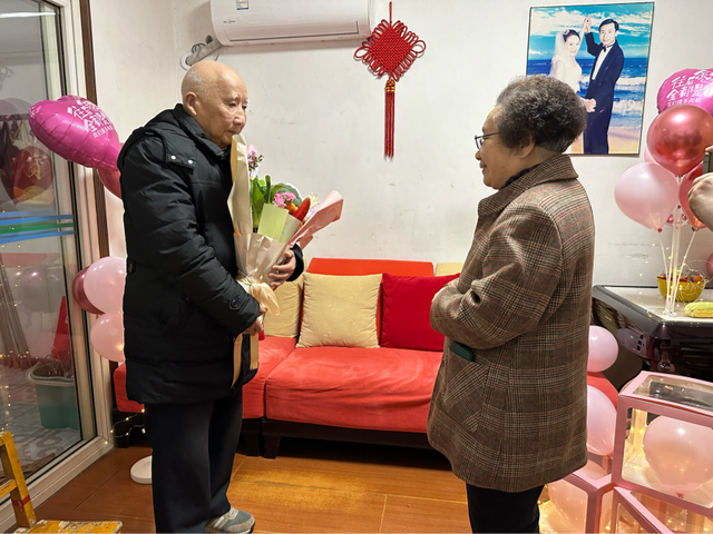 八旬老人为老伴献上蔬菜花束  浪漫不止是年轻人的特权