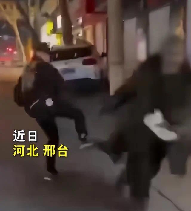 3人当街踹拾荒老人拍视频取乐 等你们老了反噬自己身上！