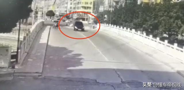 Model 3与公交车对撞特斯拉回应 事故视频现场画面曝光