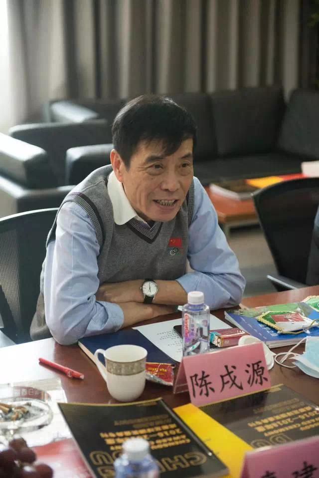 陈戌源开会照曝光 桌上2盒软中华 桌面凌乱，发言稿不足一页A4纸