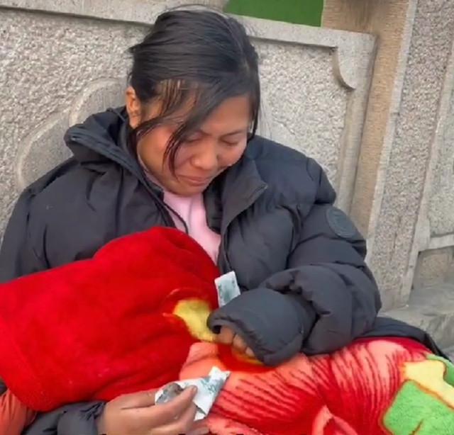 女子独自带孩子流浪街头：遭家暴后带着孩子离家出走