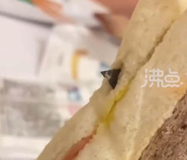 桃李面包中吃出2厘米带锈刀片称生产没问题 赔偿方案绝了