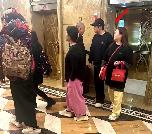 沈腾带老婆参加婚礼 又被狠狠秀了一把