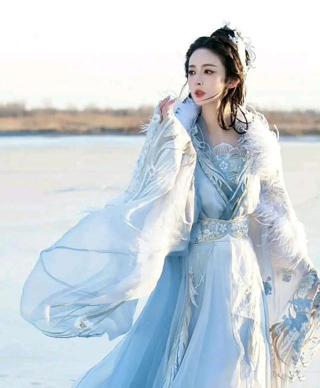 成龙娜扎《神话2》合影 网友：会上演“爷孙恋”吗？