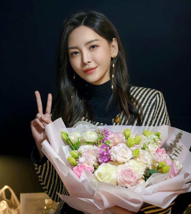 于文文《前任4》杀青照 依旧拥有属于少女的明媚感
