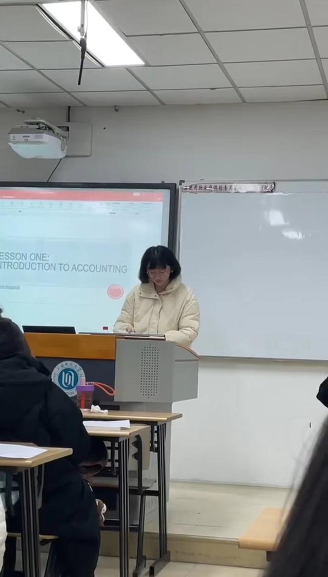 比学生还显小的老师被称考研小地雷 网友：会不会越帅的学生越容易挨炸