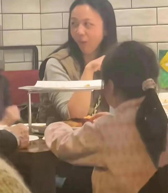 43岁汤唯携女儿外出聚餐被偶遇  全程素颜脸色蜡黄 网友盛赞好状态 非常低调