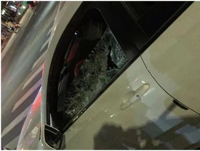 车子冒起浓烟司机晕厥，辅警着急救人徒手掰车玻璃救人