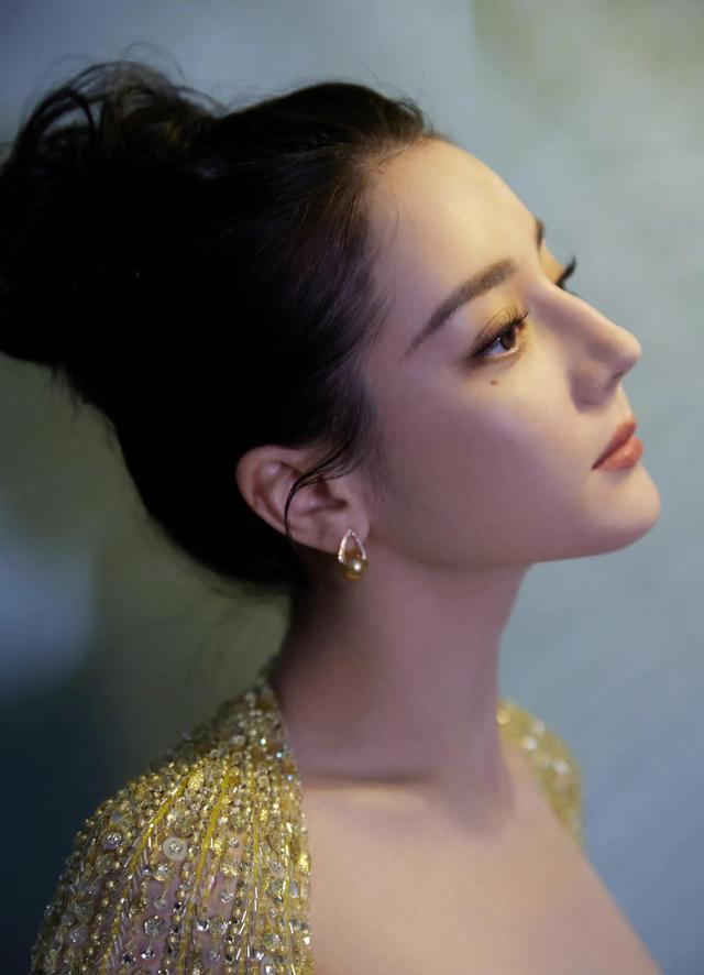 迪丽热巴水晶缀饰礼服优雅淡然 网友：姐姐太美了吧！