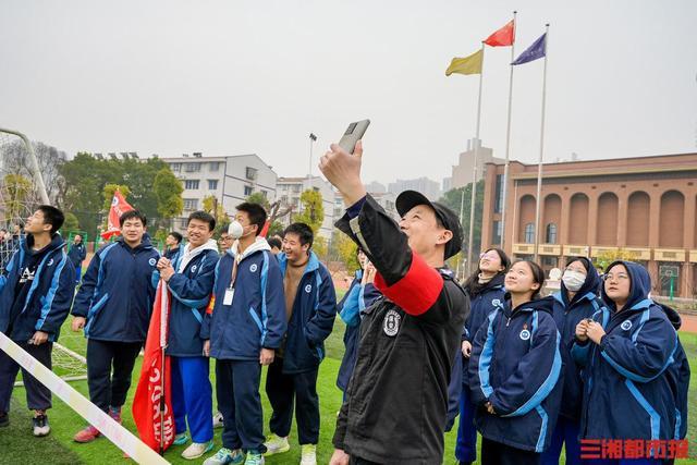 中学生成功发射自制火箭，放飞航天梦