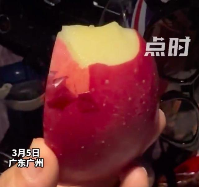 女子买到“双皮”苹果 口感还不错，不知道是否对身体有害