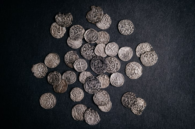 荷兰学者发现中世纪宝藏 今最近的硬币可追溯至1250年左