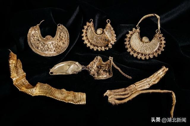 荷兰学者发现中世纪宝藏 金叶子原来长这个样子