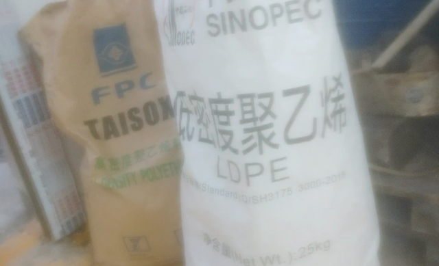 汕头现工人赤脚踩腌菜 脚尖上的橄榄菜酸爽味独特