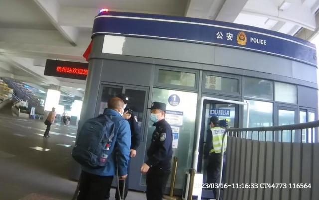 民警背着拄拐乘客赶火车“我背你过去，保证误不了车！”