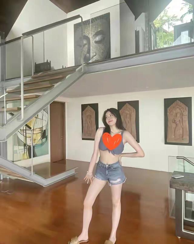 王中磊女儿晒泰国度假照 穿着清凉秀火辣身材 网友评论穿着大胆惹热议！