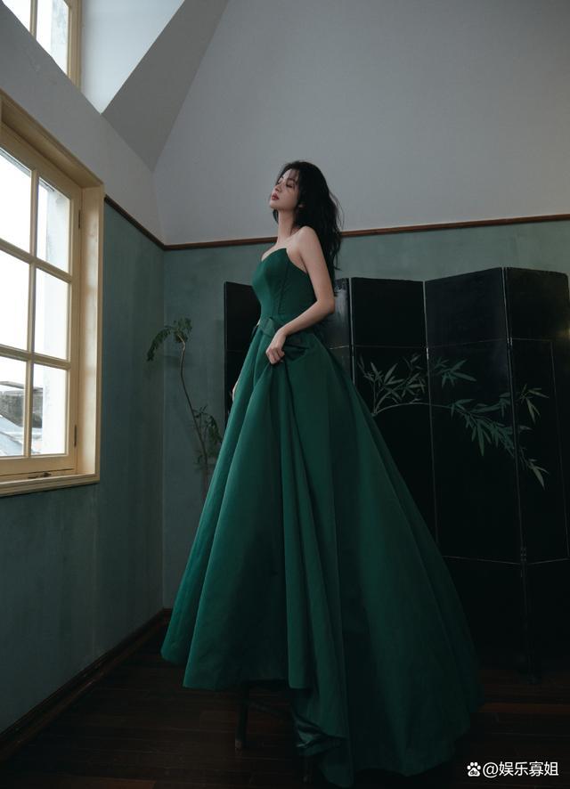 王楚然微博之夜墨绿色礼裙造型，大气优雅不失明艳