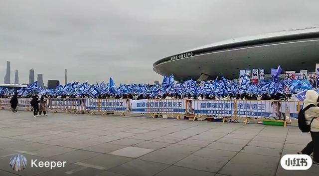 7℃凌晨粉丝裹被子坐街头等明星 半个娱乐圈齐聚上海？