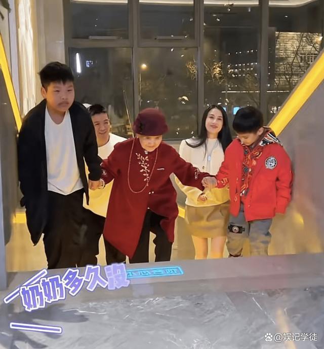 杨子晒出为妈妈庆生视频 大儿子变化巨大，夫妻俩态度让人心疼