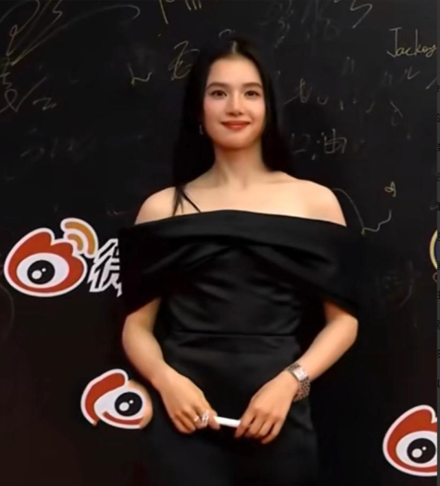 易烊千玺迪丽热巴同框虽然很养眼，但是两位好像真的不太熟有点尬