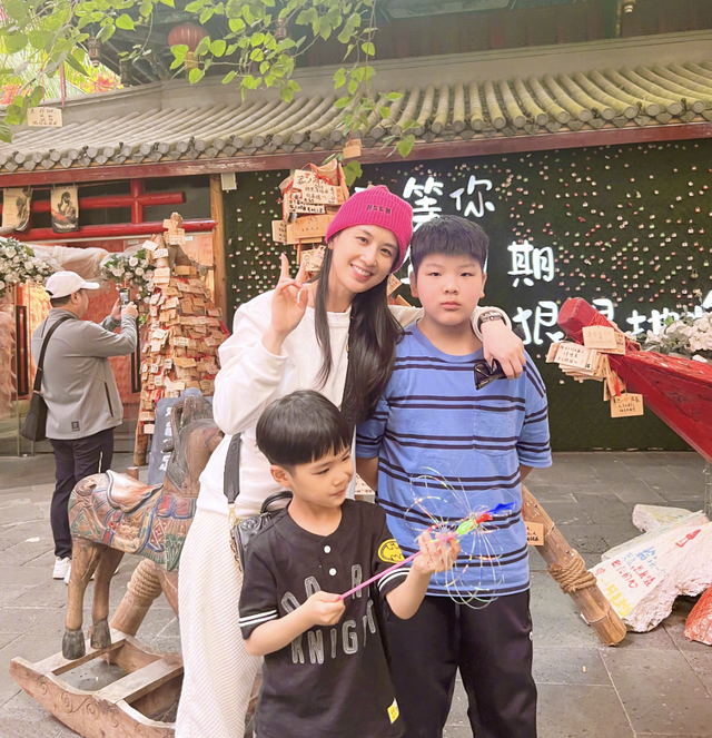 黄圣依晒与儿子出游照 90岁奶奶和孙子同框 画面和谐！但安迪不受宠惹人心疼！