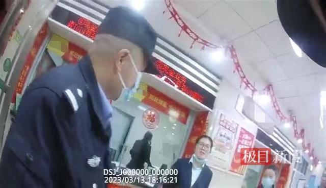 武汉一女子取钱后账户莫名进账，民警跨江现身追回错款
