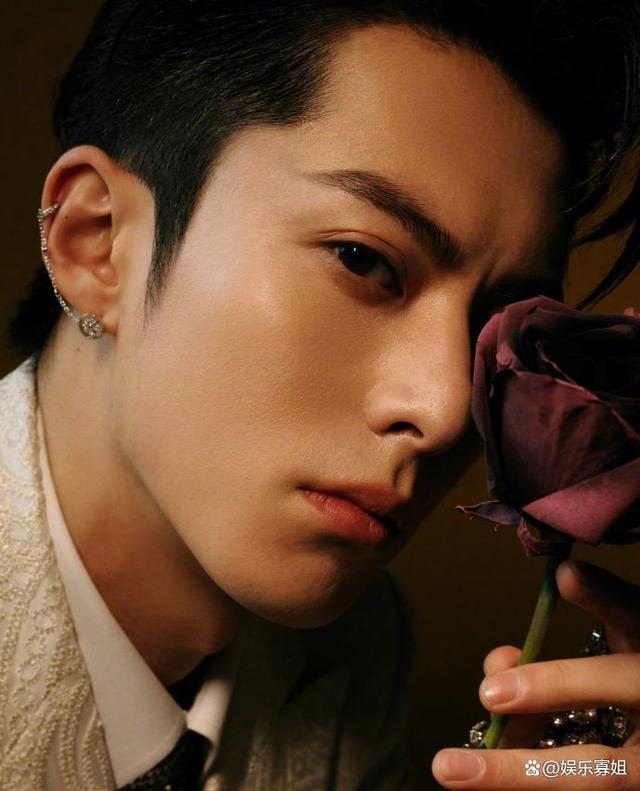 王鹤棣宫廷风白西装造型好帅是暗黑王子没错了 王鹤棣拉刘耀文手打招呼好可爱