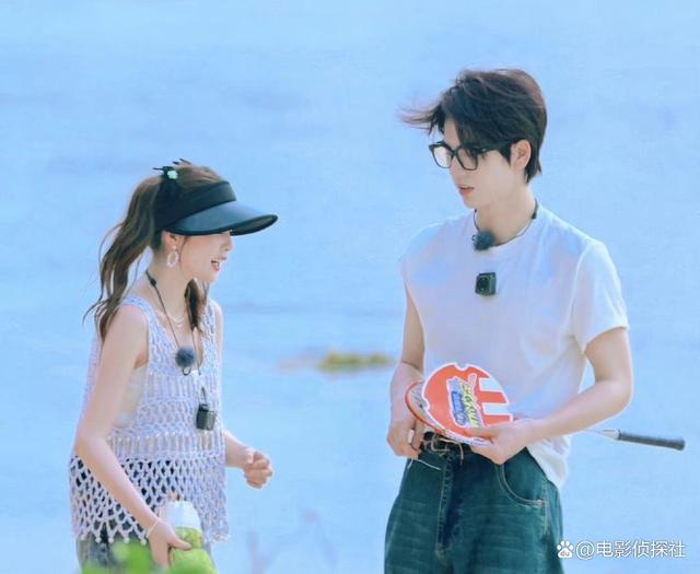 张凌赫给白鹿喂薯条吃片场甜蜜互动 他俩把团综拍成恋综了吧！