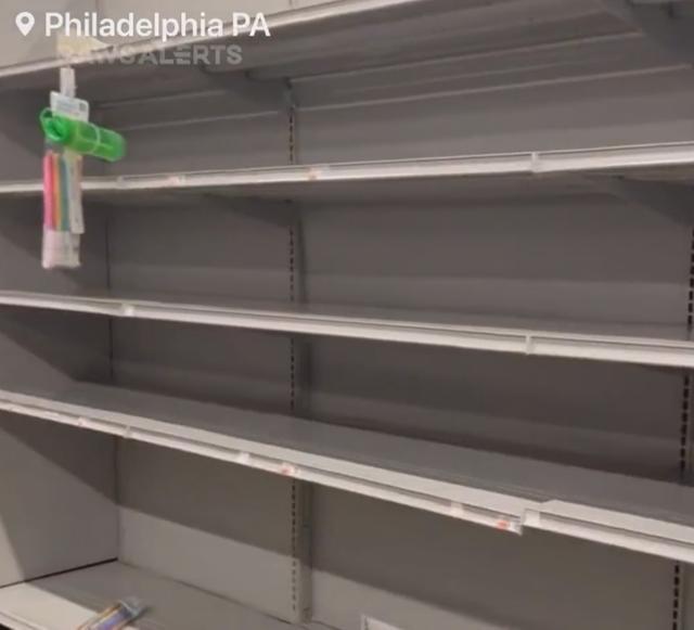 美国宾州一化工厂泄漏 民众超市成箱抢购瓶装水货架被清空