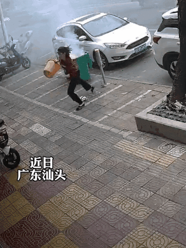 垃圾桶起火浇水后爆炸 女子热心救火差点被炸伤