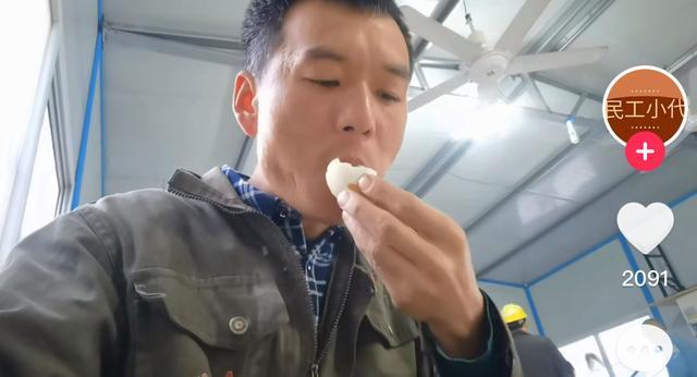 台湾媒体看到大陆工人早饭视频：一堆鸡蛋 好奢靡好羡慕啊！