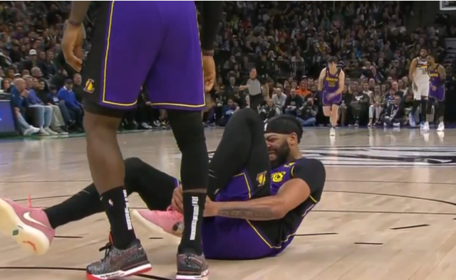 浓眉哥崴脚痛苦倒地，所幸虚惊一场 简单治疗后回归