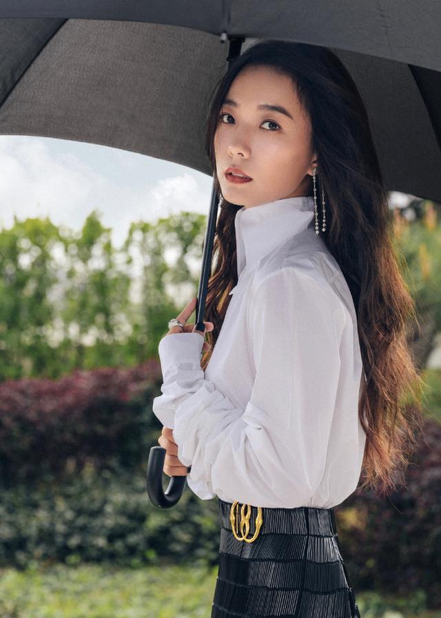 王珞丹 发文吐槽：今天出席穿了一件超过10斤重的裙子！