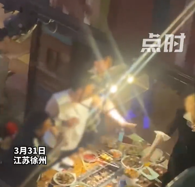 女歌手被一男子泼酒后下台反泼，该男子声称自愿被反泼