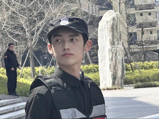 男生为追星应聘当保安 因颜值太高引起骚动！ 