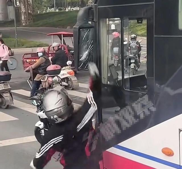 四川女骑手怒砸大巴车后视镜监控曝光 网友：大巴车司机太嚣张