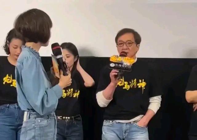 成龙提易烊千玺惹争议 其实成龙并没有针对他，至少话赶话了吧！