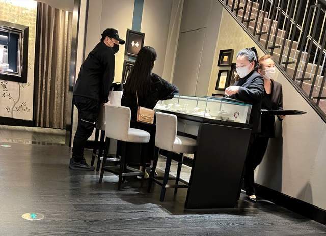 潘玮柏宣云买戒指，霸气刷卡不心疼，身材臃肿胖成球