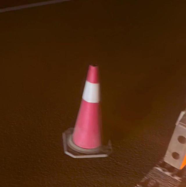 高速换胎需300元租安全锥？当地回应：上述情况已违规 并不允许将核实