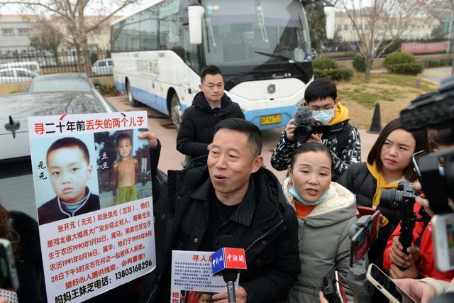 孙海洋走出法院痛哭：称吴某龙庭上翘着二郎腿态度嚣张！