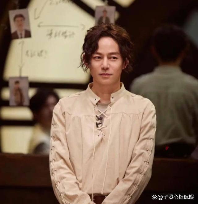 何炅新发型帅气逼人，谁能想到他已年过半百