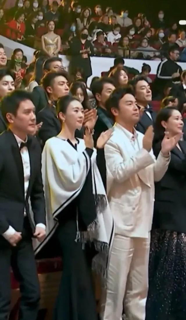 游本昌获奖全体明星起立 虽是龙套出身却把济公演活！