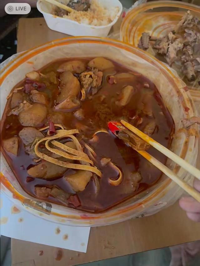 女子点的外卖大盘鸡吃着突然爆炸 从中捞出打火机 涉事门店：自查没问题 已报警！
