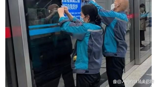网友发现北京地铁戴口罩提示标语正陆续被撕掉 工作人员：不戴口罩也可以坐地铁！