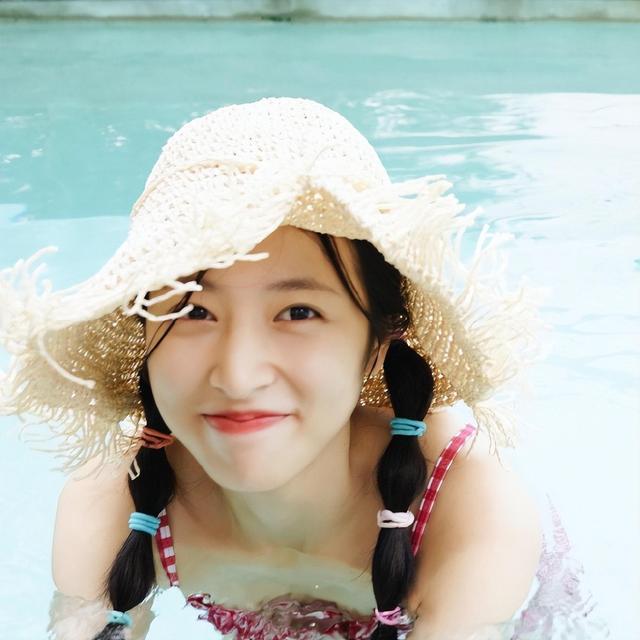 周雨彤晒旧照 烂漫戏水笑容治愈清甜 少女感十足！