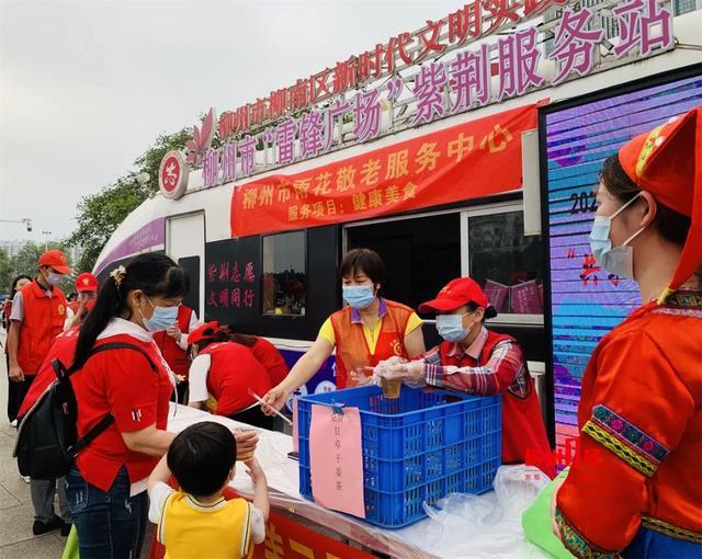好客柳州！柳州实力宠粉 游客一出火车站便收到“三月三”特色美食！